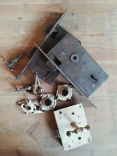 Verschiedene antike Türschlösser, Schließer und Rosetten Abbildund mit antiken Türschlößern