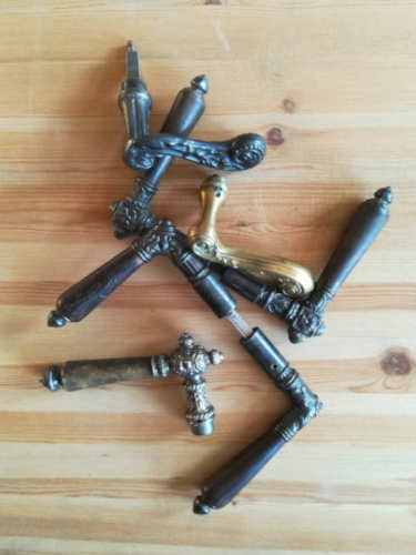 Verschiedene antike Türgriffe Jugendstil und Gründerzeit Abbild mit verschiedenen Griffen aus dem Jugendstil und der Gründerzeit