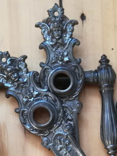 Zu den antiken Türbeschlägen aus der Gründerzeit Drückergarnitur aus der Gründerzeit